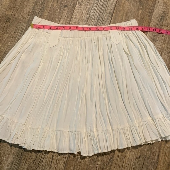 Women’s Desert West white flowy mini skirt - Picture 3 of 6